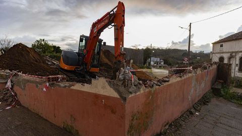 Los trabajos del Concello para habilitar el estacionamiento incluyen el derribo de una casa