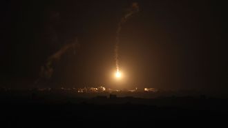Una bengala disparada por el ejército israelí ilumina el cielo sobre las afueras de la ciudad de Gaza
