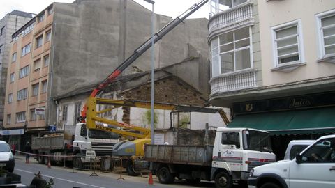 La casa que se tira est� en la acera impar de la c�ntrica r�a da Pravia