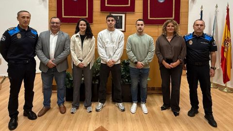 Dos llegados de la Academia Galega de Seguridade y uno de Vilagarc�a. En la imagen posan los tres nuevos agentes en el centro, Patricia Blanco, �lvaro Grueiro y Juan S�nchez, con los jefes del cuerpo local (Jos� Oreona y Jos� Antonio Carballido), el edil y la alcaldesa. 
