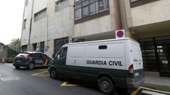 Vehculos de las fuerzas de seguridad, ante los juzgados de Viveiro