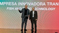 A la izquierda, Juan Carlos Lago, de Fish & Food Technology (Porriño), recogiendo el premio concedido en el Foro Transfiere, celebrado en Málaga