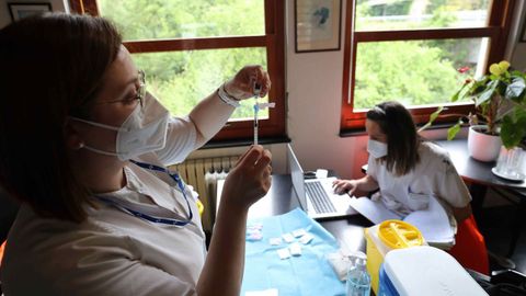  Las enfermeras del hospital Carmen y Severo Ochoa de Cangas del Narcea (Asturias), Lorena Bobes (i) y Vanesa Llanos (d), que forman parte de uno de los dos equipos de vacunaci�n individualizada en domicilio de grandes dependientes y sus cuidadores, se preparan para vacunar contra covid-19 en el comedor de un restaurante del pueblo de Las Mestas, en Cangas del Narcea