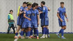 Enol Coto (dorsal 2) provoc� la pi�a azulona para festejar el gol del empate