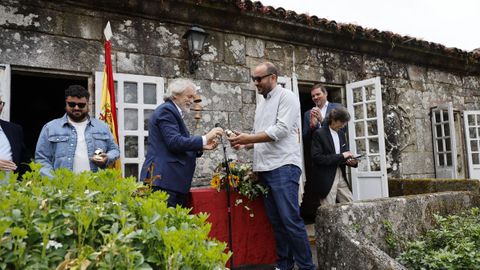 Entrega do premio a Manuel Rivas por parte do concelleiro de Cultura do Carballiño