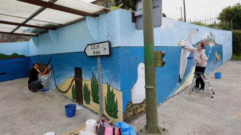 Este mi�rcoles se daban los �ltimos retoques al mural marinero en el exterior del CEIP de Ard�n, en Mar�n
