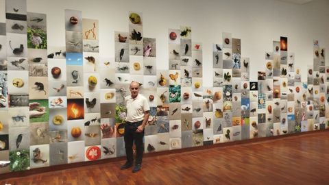 El artista posa ante la exposici&oacute;n