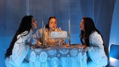 <span lang= gl >O tr�o de cantareiras protagonizou unha �performance� no Obradoiro para presentar o seu disco titulado �O cuarto�</span>