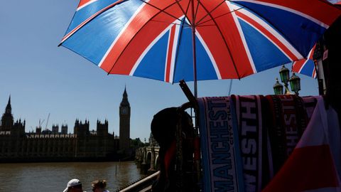 Un puesto de venta en frente al Big Ben.