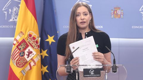 La portavoz del PP en el Congreso, Ester M��oz, este martes en una rueda de prensa en el Congreso, sujetando una sentencia del Tribunal Supremo.