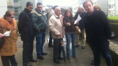 Mar Barc�n con los vecinos del Barrio de las Flores