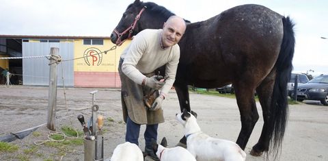 Javier Est�vez, el mi�rcoles, muestra su afici�n con la yegua �Keka� en H�pica Amazonas, en A Insua (Ponte Caldelas). 