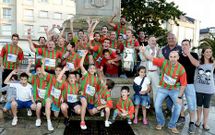 Los aficionados se reunieron en la plaza del Concello para festejar el regreso a Tercera Divisi�n.