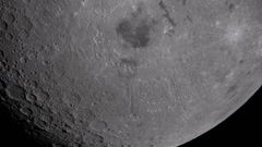 art002e012129 (6 de abril de 2026) - La mitad inferior de la Luna parece suspendida en el tiempo en esta fotograf�a tomada por la tripulaci�n de Artemis II durante el per�odo de observaci�n del sobrevuelo lunar. En la parte superior central de la foto, destaca la cuenca Orientale, con una mancha negra de lava antigua en el centro que perfor� la corteza lunar en una erupci�n hace miles de millones de a�os. Cr�dito: NASA