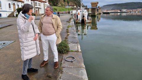 La consejera de Transici�n Ecol�gica, Industria y Desarrollo Econ�mico, Nieves Roque��, junto al alcalde de Muros de Nal�n, Celestino Novo, en San Esteban