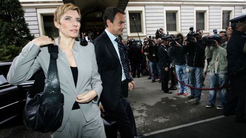 Sonsoles Espinosa y Jos� Luis Rodr�guez Zapatero, en abril del 2008, llegando al Congreso de los Diputados, donde posteriormente se iba a celebrar el Debate de Investidura.