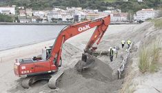 Obras promovidas por Costas para tratar de frenar la destrucci�n de la duna de A Magdalena.