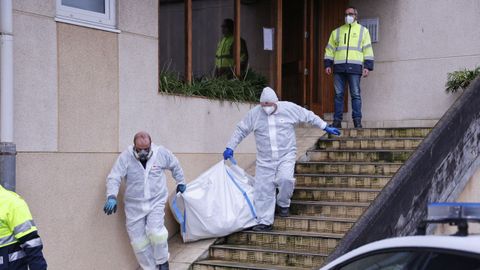 Operativo de limpieza y retirada del cad�ver del hombre con di�genes que apareci� muerto en un piso de Oleiros
