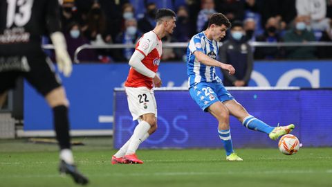 Trilli centra al rea durante el encuentro entre el Deportivo y el Racing de Santander