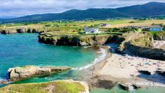 La casa fue construida en 1977 en un acantilado cerca de la playa de As Catedrais