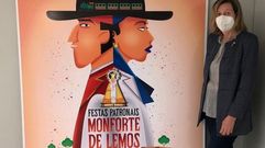 La concejala de Cultura, Marina Dout�n, junto al cartel ganador