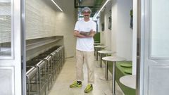 Adrián Felípez, en el local de Rosmón Burger en Rúa Nova