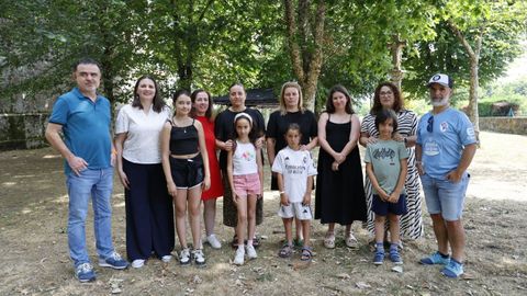 Algúns dos integrantes da escola de gaitas e percusión de Cea
