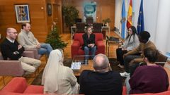 Ibrahima, a la derecha, menor acogido en la Casa de Familia de Burela, y Hafsa, que estuvo en el centro de menores de Meirs, en Sada, fueron felicitados por la conselleira