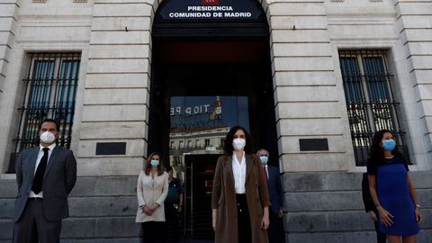 La presidenta de la Comunidad de Madrid, Isabel D�az Ayuso (c), y el vicepresidente Ignacio Aguado (i), junto al resto de miembros del Gobierno regional se congregan a las puertas de la sede de la Presidencia de la Comunidad de Madrid para guardar un minuto de silencio en memoria de los fallecidos por el covid-19