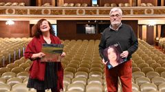 Pilocha e Miro Casabella, posando cos discos que evocar�n nas s�as actuaci�ns no teatro Col�n.
