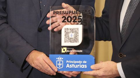 El presidente de la Junta General, Juan Cofio (d), recibi este viernes en la sede del parlamento asturiano, de manos del consejero de Hacienda y Fondos Europeos, Guillermo Pelez (i), el Proyecto de Ley del Principado de Asturias de Presupuestos Generales para 2025