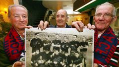 Odriozola (izquierda) junto a Azcueta y Cholo, posando con una imagen de la alineacin del Pontevedra del Hai que Roelo