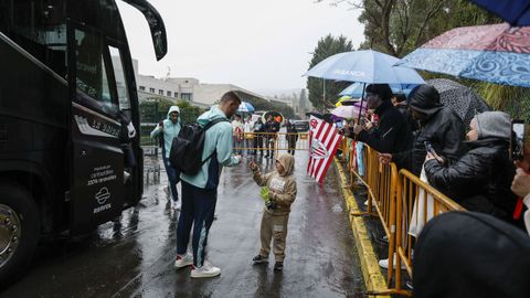 Los m�s peque�os esperaron con ganas a los futbolistas