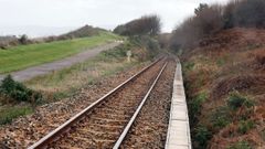 La l�nea f�rrea discurre paralela al paseo mar�timo que bordea la playa de Arealonga y que en los �ltimos a�os se ha visto afectado por desprendimientos