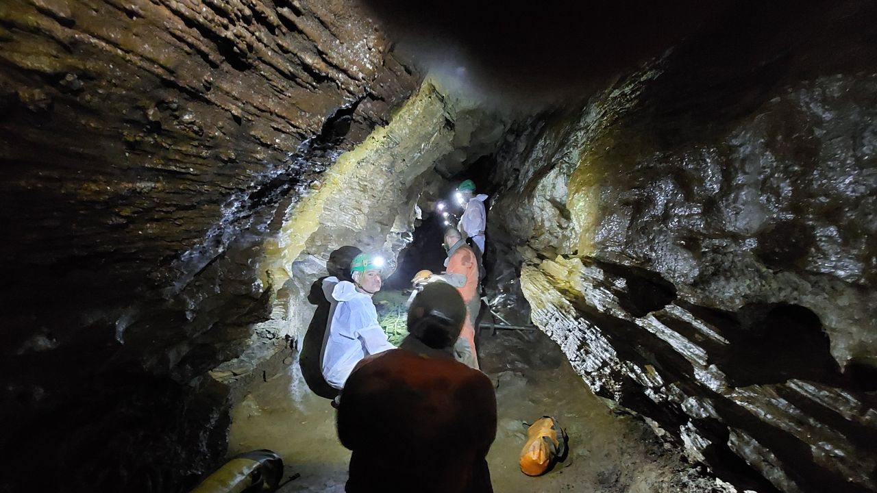 Desde este domingo se amplían los horarios de visitas guiadas a la cueva de O Rei Cintolo en Mondoñedo, la más impresionante de Galicia