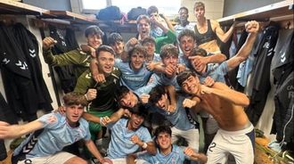 Los jugadores del Celta Juvenil A, celebrando el triunfo sobre el Solares.