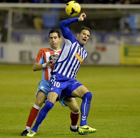 Viguera intenta ganar un bal�n en el partido de la primera vuelta contra el Lugo en Mendizorroza.