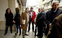 Lores, rodeado de sindicalistas y concejales, en el juzgado.