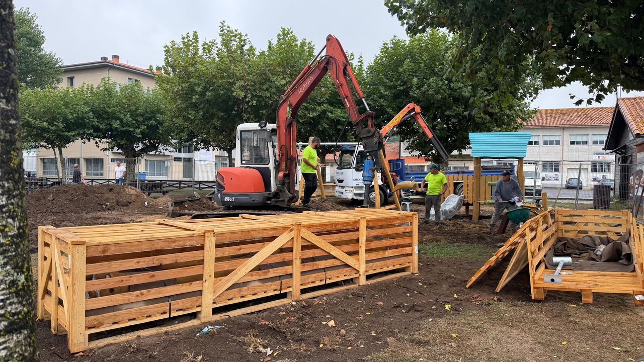 El parque infantil de Coroso se renueva con elementos de madera e integración en el entorno