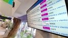 Pantalla donde alertan de la cancelaci�n de trenes en la estaci�n de Guixar, en Vigo