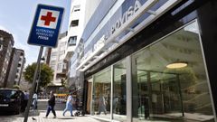 Pacientes en�la entrada principal del Hospital Ribera Povisa, ayer
