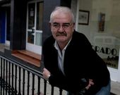 Jos� Antonio Armesto recomienda llevar chaleco reflectante y linterna para la caminata. 