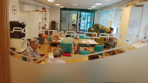 Un grupo de socios de AFA Chantada realizando actividades en el local de la asociacin