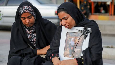 Familiares de luto en el funeral de las v�ctimas del bombardeo a la escuela del sur de Ir�n