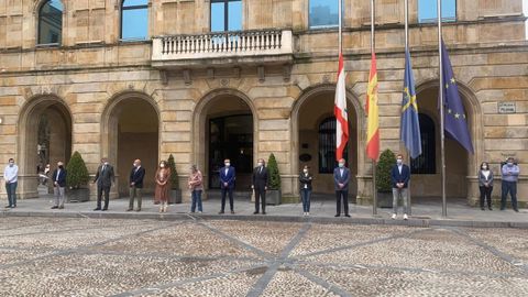 Acto de recuerdo a las vctimas de coronavirus en el Ayuntamiento de Gijn