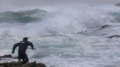Percebeiros trabajando en O Roncudo pese al temporal en el mar