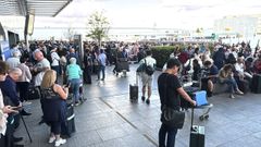 Miles de personas tuvieron que esperar durante horas en el exterior del aeropuerto londinense