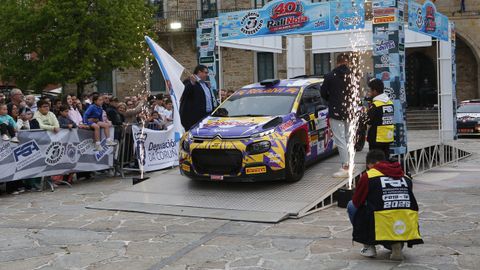 La ceremonia de salida del Rali de Noia congreg� a numeroso p�blico.