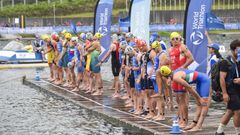 Los triatletas, a punto de salir a nadar en el Mundial de triatln cros del pasado martes