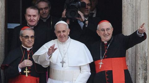 La primera gran novedad de este pontificado es que el futuro Gobierno de la Iglesia cat�lica no est� en manos solamente del papa, ni tampoco del poder romano, pues desde hace m�s de un a�o un grupo de nueve cardenales llegados desde los cinco continentes discuten sobre la reforma de la Curia romana, para que sea m�s �gil y menos burocr�tica.